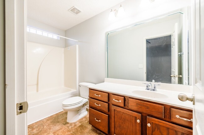 Building Photo - NOW AVAILABLE!!  Quaint 3 Bed, 2 Bath Home...