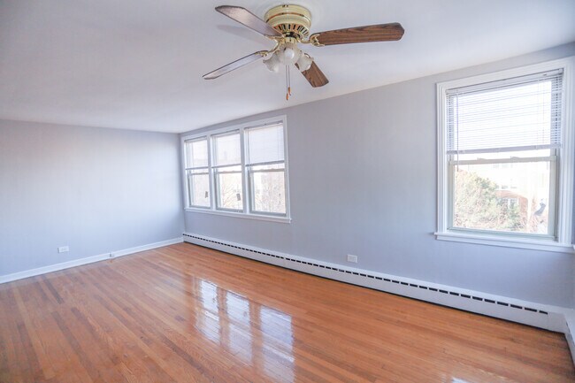 Building Photo - 2417 W Farragut-3A