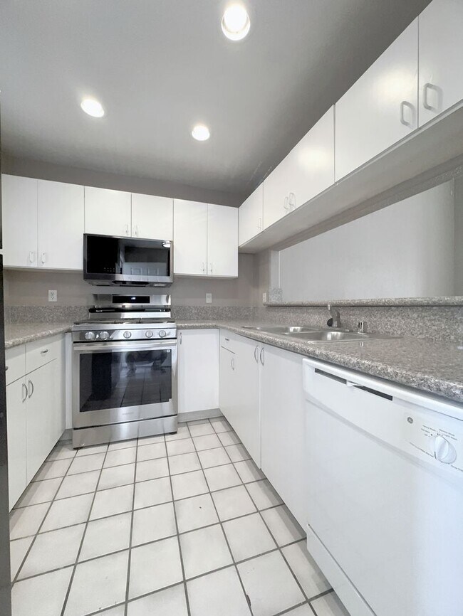 Building Photo - 2b2b Condo Tropicana/Jones  $1450
