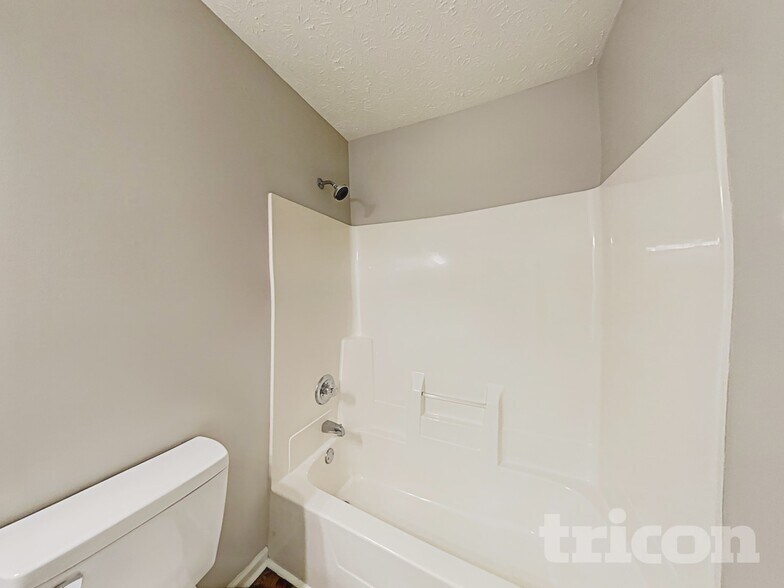 Building Photo - 910 Claiborne Ln