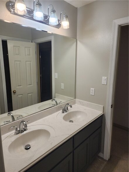 Building Photo - 3920 Park Hurst Dr