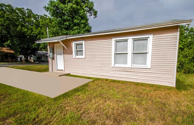 Building Photo - Spacious Cozy Home in Eastlawn
