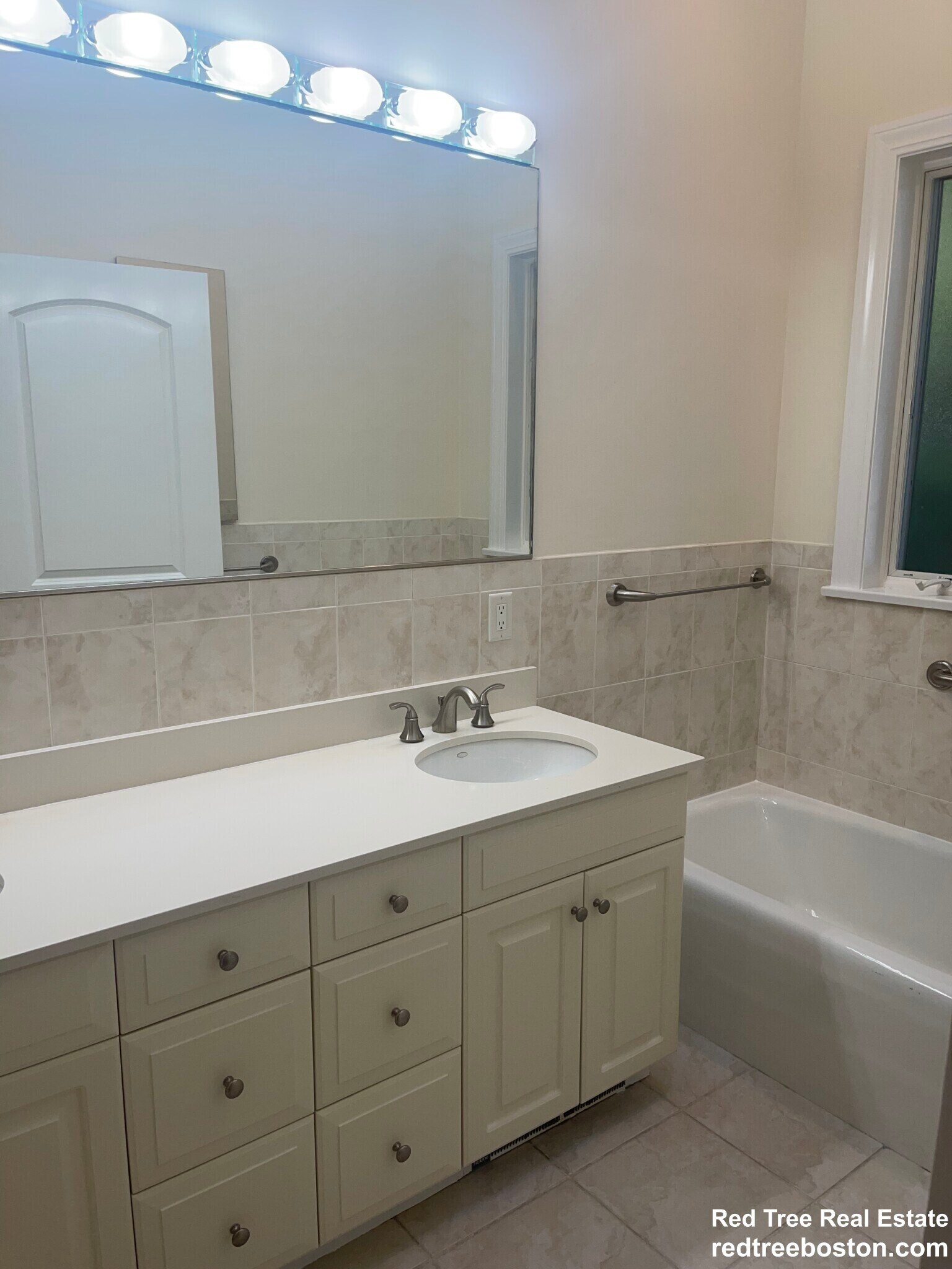 Building Photo - 901 W Roxbury Pky