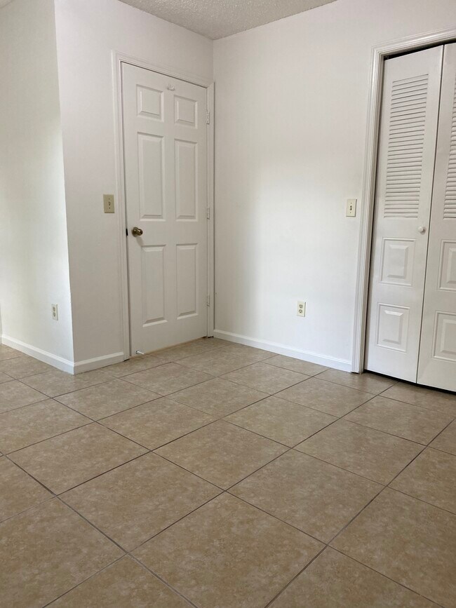 Building Photo - 1098 Crassula Ct