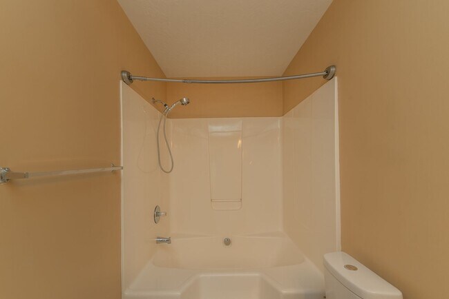 Building Photo - $1750 - Updated 3 bed/3 bath house conveni...