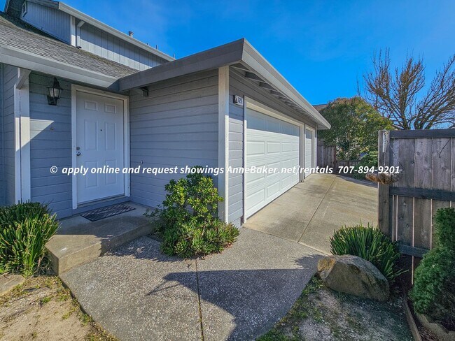 Building Photo - Newly Updated - New Appliances, Flooring, ...