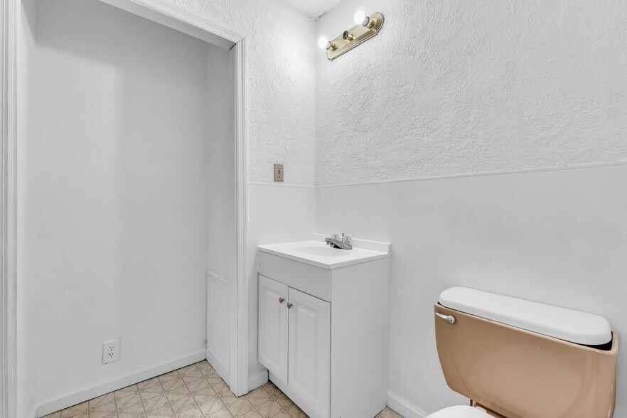 Building Photo - 523 18th St N