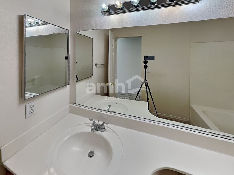 Building Photo - 2727 N 87th Ave