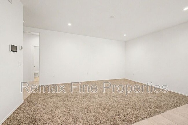 Building Photo - 1566 E Fletcher Dr