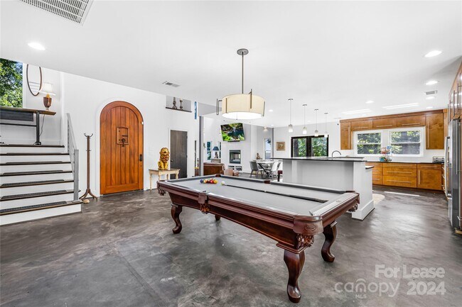 Building Photo - 49 Castle Ct