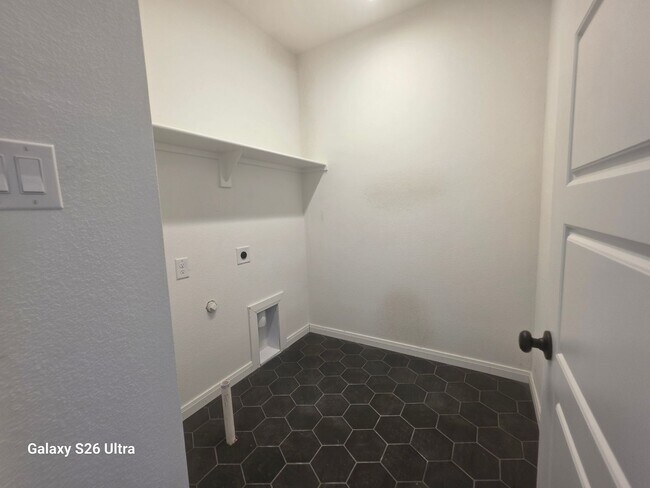 Building Photo - A brand-new home !