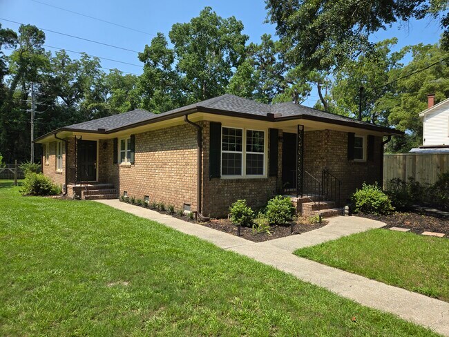 Building Photo - 1751 Pinckney Park Dr