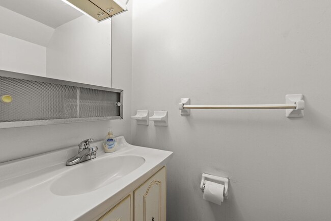 Building Photo - Townhouse for Rent in Virginia Beach!