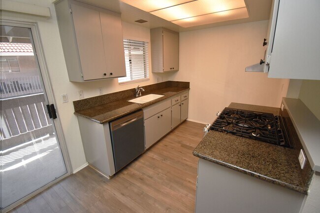 Building Photo - Gorgeous 2 Bedroom Condo