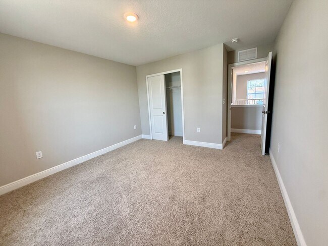 Building Photo - 5282 Neil Dr