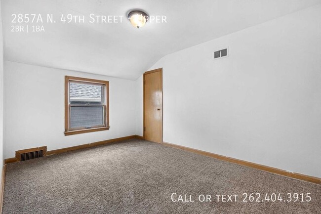 Building Photo - Two bedroom upper duplex in great Milwauke...