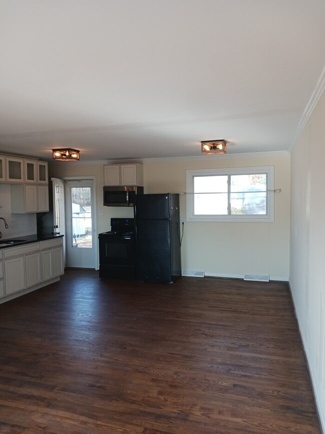 Building Photo - 7992 Lester Rd