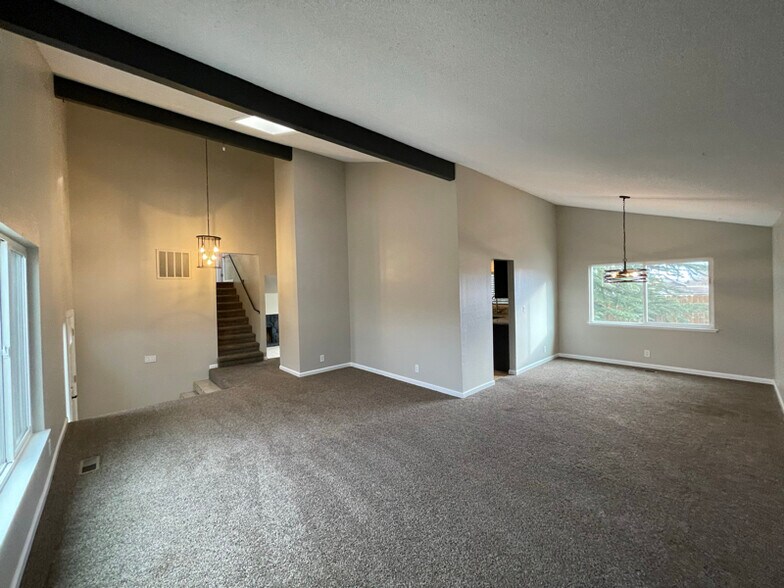 Building Photo - 915 Emerson Way