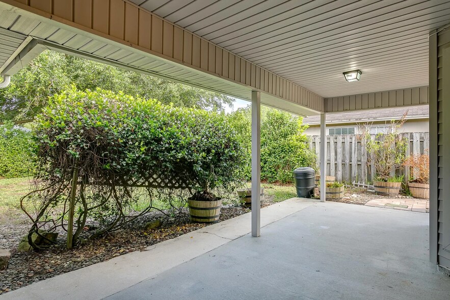 Spacious and private back patio - 4430 Autumn River Rd E