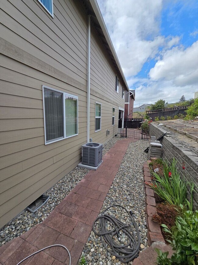 Building Photo - 2524 Jacaranda Ave