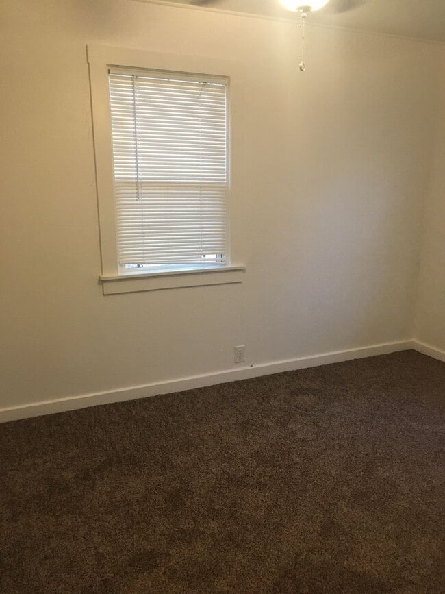 Building Photo - Paradise Cozy 2 bed one bath off of upper ...