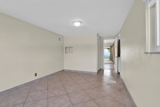 Building Photo - 350 NE 29th St
