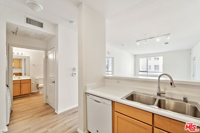 Building Photo - 6400 Crescent Prk E