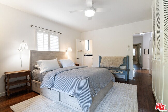 Building Photo - 543 N Las Palmas Ave