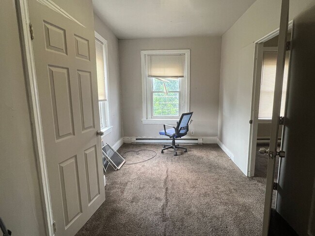 Building Photo - 519 E 9th St