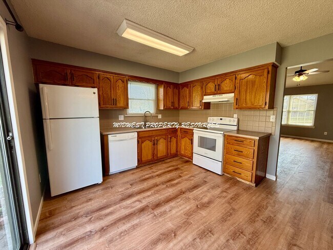 Building Photo - Charming 2bd 1.5 bath Duplex w/ Garage for Lease