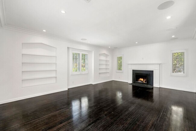 Building Photo - Designer-Done 3 Bed + 3 Bath in Prime Beve...