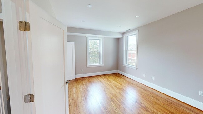 Building Photo - 911 Monroe St NW