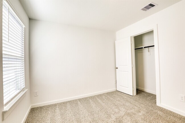 Building Photo - 3022 La Latina Dr