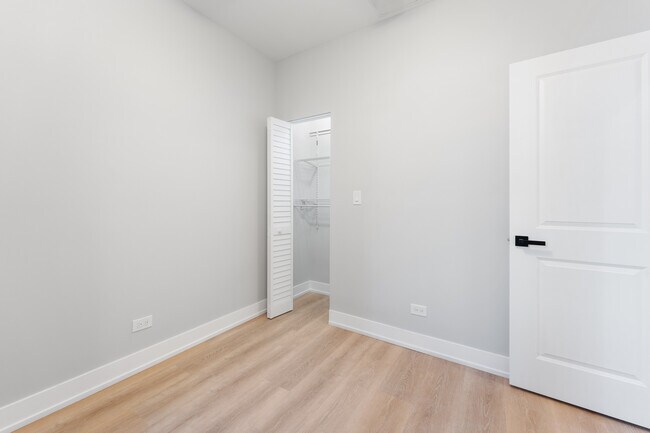 Building Photo - 1546 W Jonquil Terrace