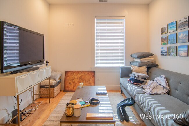 Building Photo - 2535 W North Ave