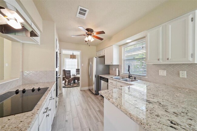Building Photo - 2911 Parkwood Manor Dr