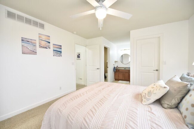 Building Photo - Charming 3 Bedroom, 2.5 Bathroom Home Fully Furnished in Benton Harbor Close to Lake Michigan and...