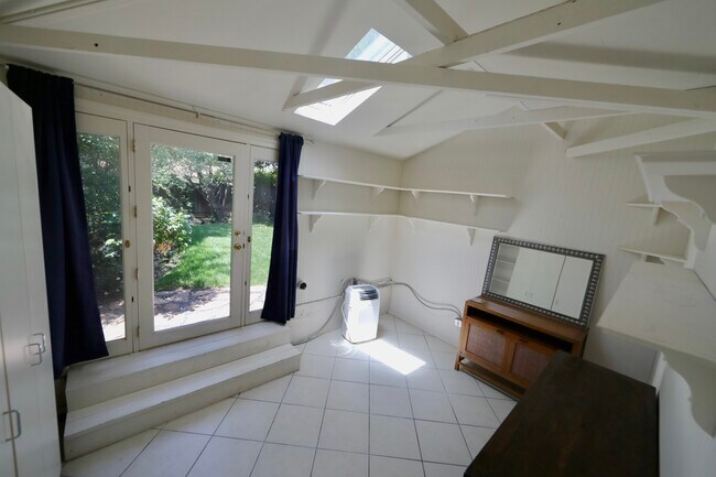 Guest Suite/ Game Room - 1029 Chautauqua Blvd