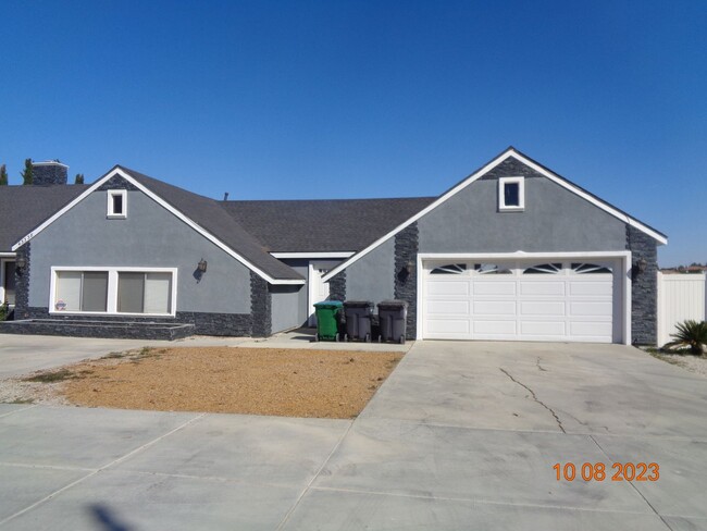 Building Photo - Beautiful Custom Home with Pool and Spa