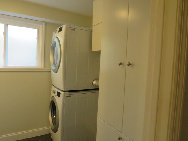 Building Photo - Bellevue Robinswood Mid Century 4bed/3bath Tri-Level $3800.00