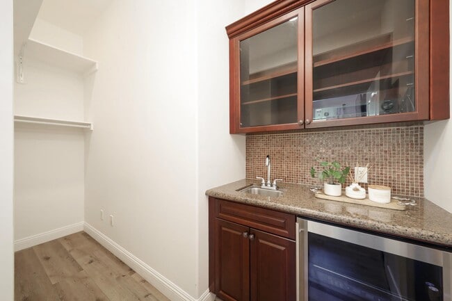 Building Photo - 2510 Tiverton Dr