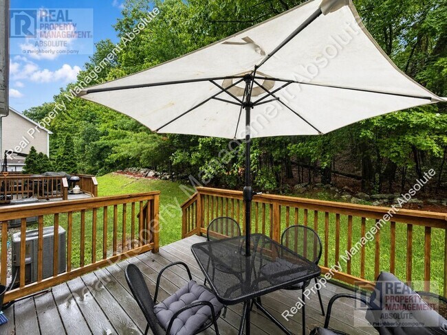 Building Photo - Prime Hudson Location: 3-Bed Townhouse Beside Benson’s Park