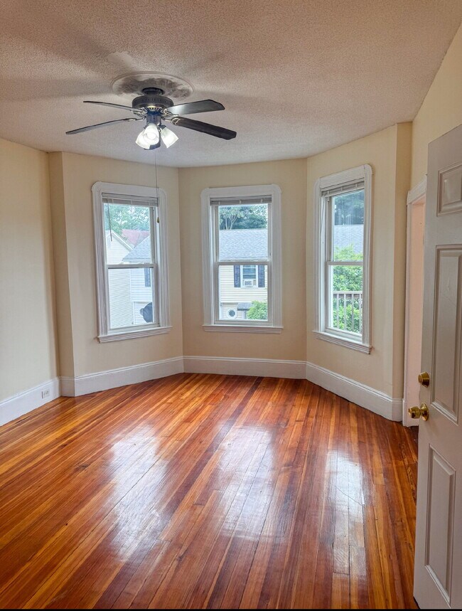 Building Photo - Spacious  4 Bed 2 Bath Boston Gem