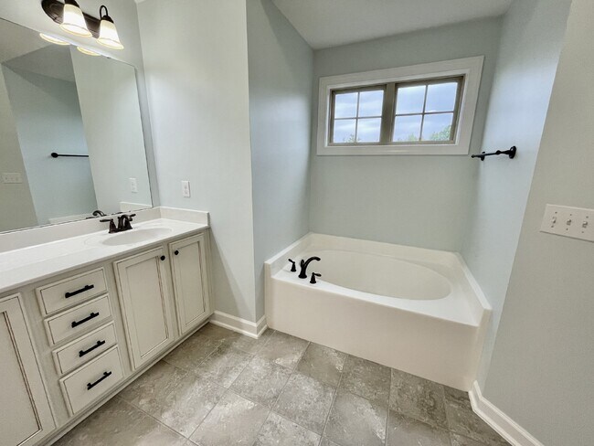 Building Photo - 5 bed, 3 bath Nest in Surrey Meadows