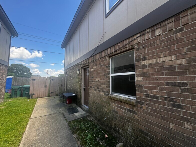 Building Photo - 937 E Monterey Ct