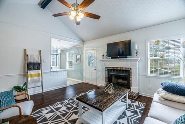 Building Photo - Available in Early August Attn: Pilots! 3BR 2BA Crashpad!