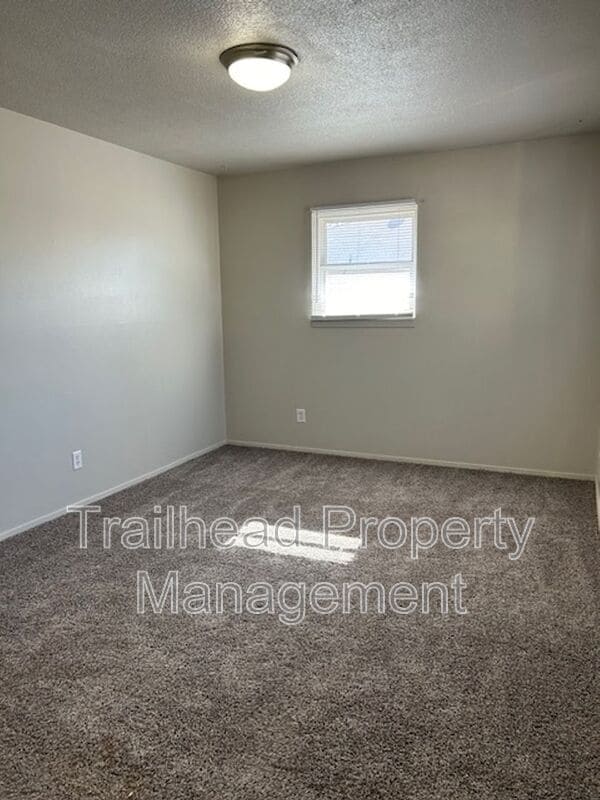 Building Photo - 3327 S Oxford Ave