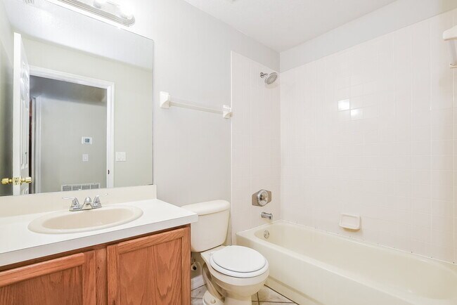 Building Photo - 13720 Meadowpark Ave