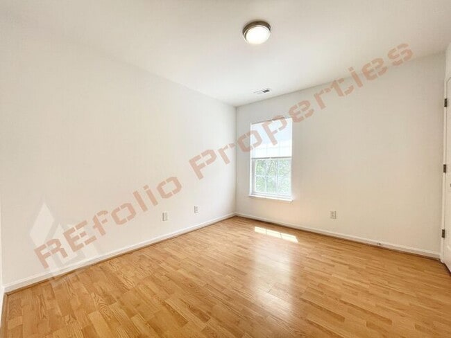 Building Photo - Fresh Paint - Lovely 3 Bedroom, 2.5 Bath T...