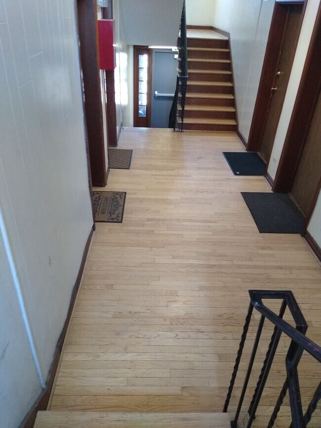 Building Photo - Charming Large 1 Bedroom in the Heart of the City